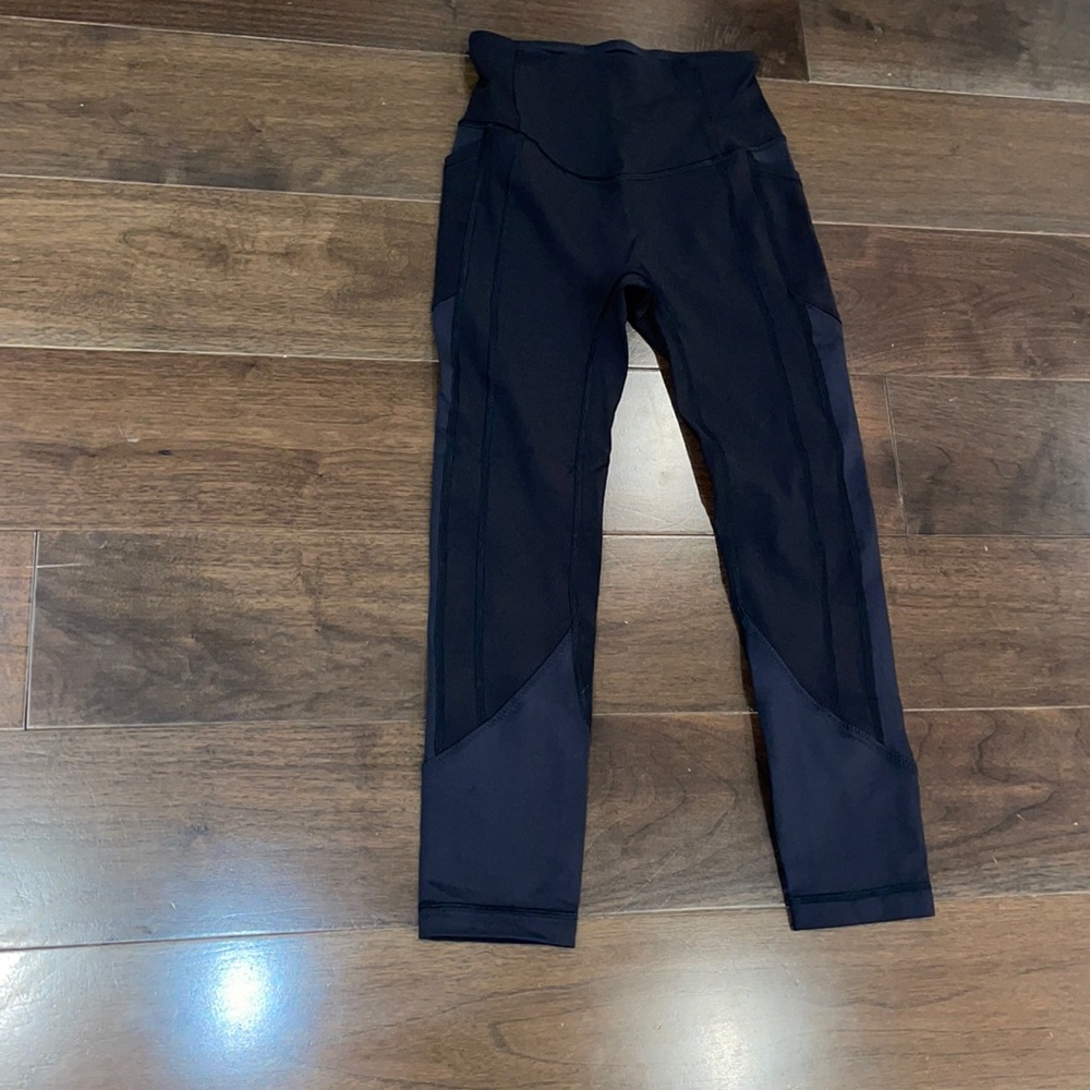 Lululemon black design capris size 4